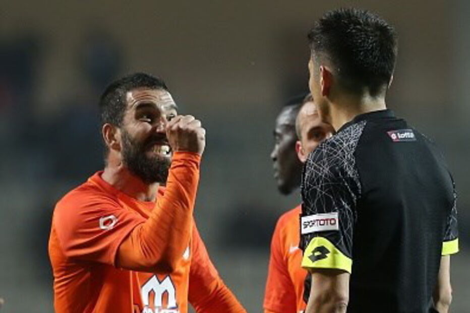 Futebolista Arda Turan acusado de agressão arrisca pena de prisão de 12 anos e meio