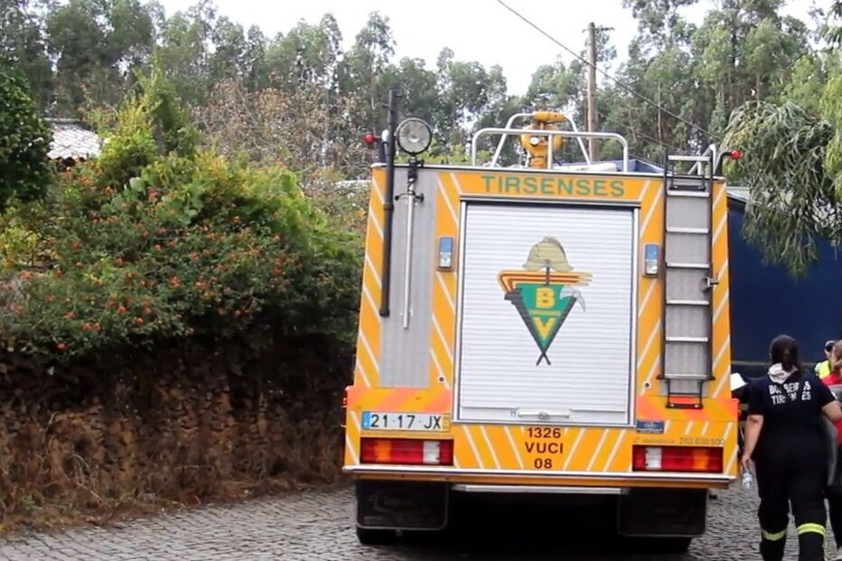 Quatro bombeiros feridos em acidente de viação após 