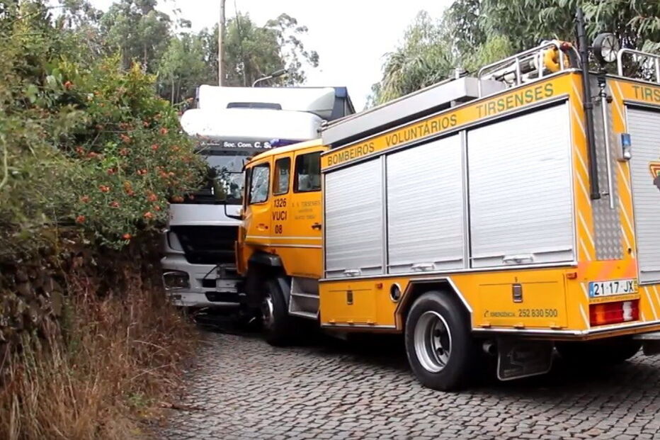 Quatro bombeiros feridos em acidente de viação após 