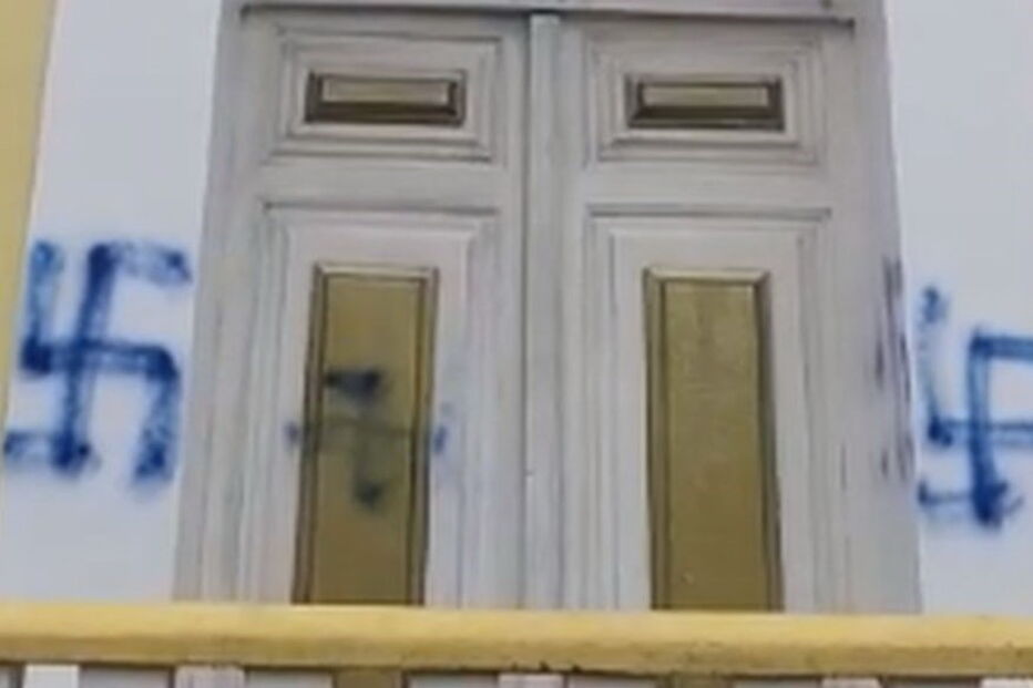 Capela de São Pedro da Serra foi vandalizada com suásticas