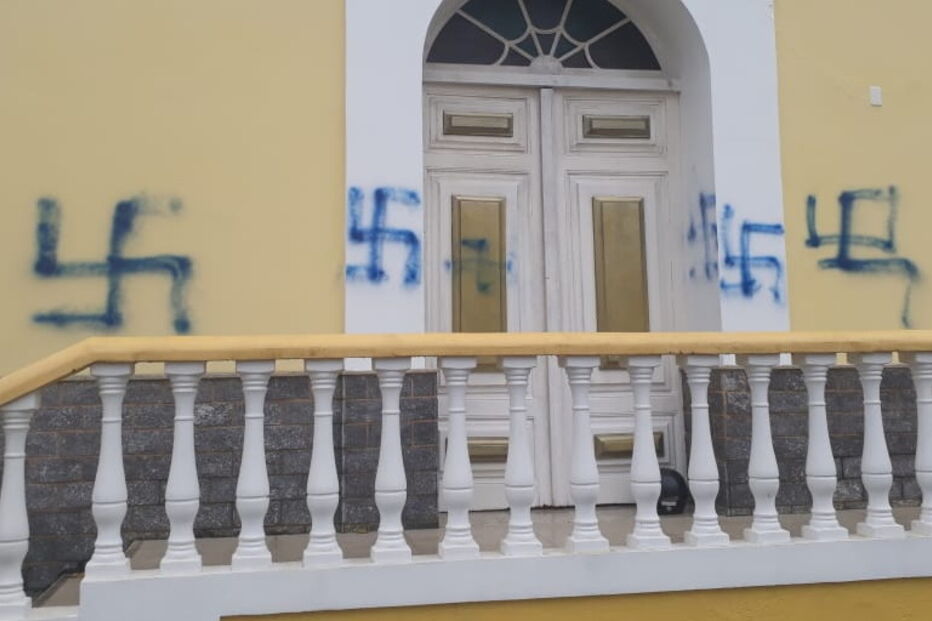 Capela de São Pedro da Serra foi vandalizada com suásticas