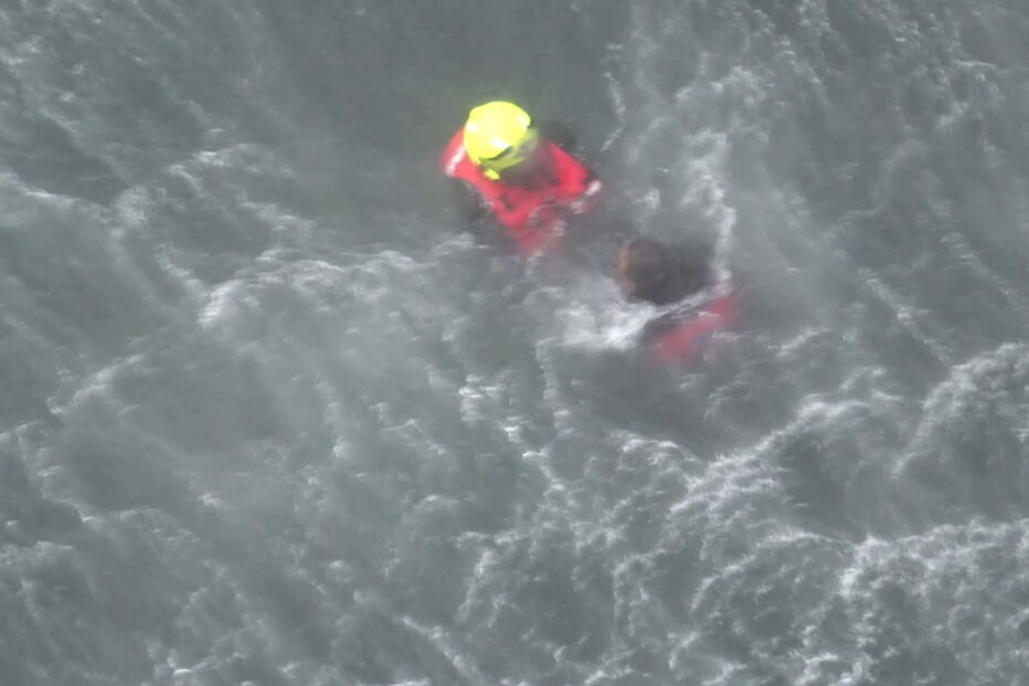 Missão de salvamento da Força Aérea no naufrágio de traineira