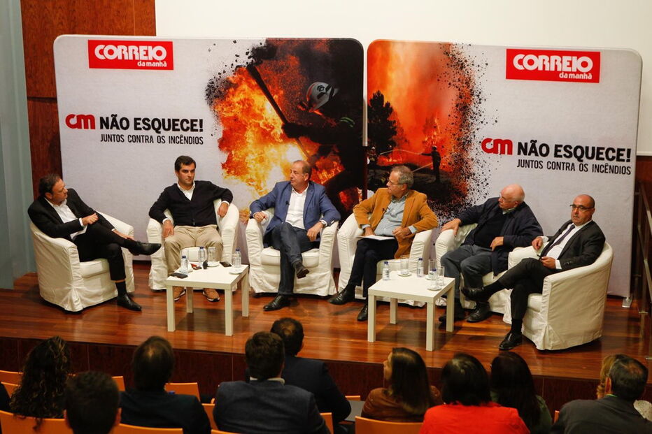 Painel da última conferência 'CM não Esquece!' em Oliveira do Hospital