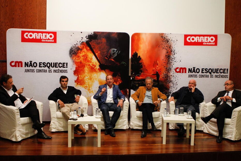 Painel da conferência 'CM Não Esquece', em Oliveira do Hospital