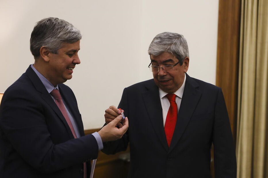 Centeno entrega Orçamento na Assembleia, 8 minutos antes do prazo expirar