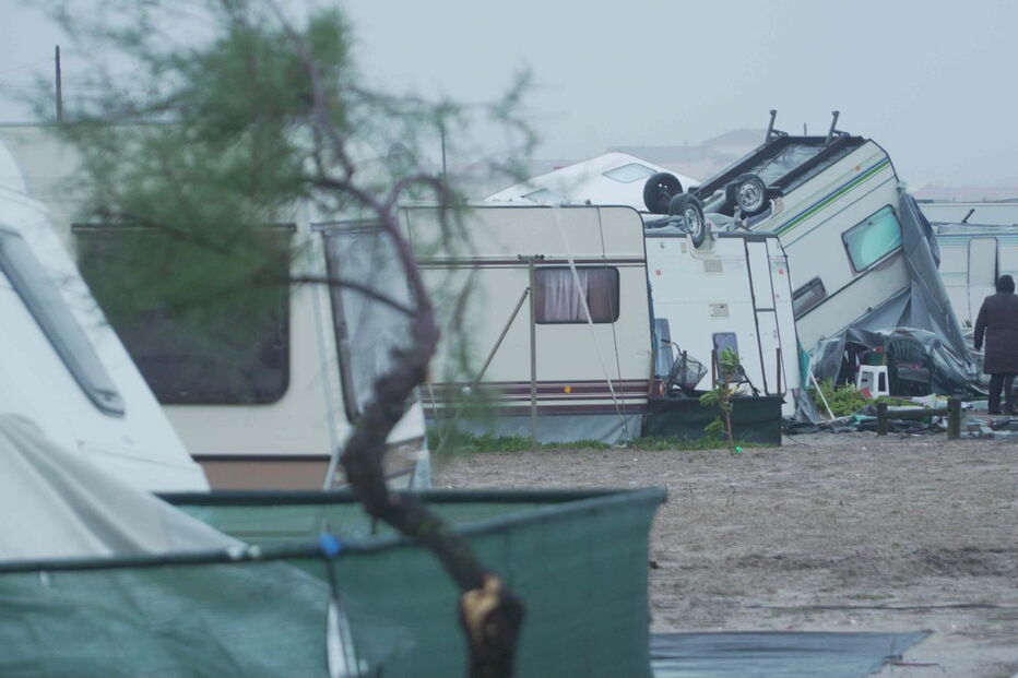 A destruição causada pelo furacão Leslie no Parque de Campismo na Figueira da Foz
