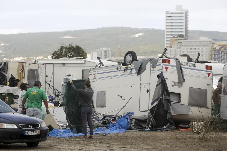 A destruição causada pelo furacão Leslie no Parque de Campismo na Figueira da Foz