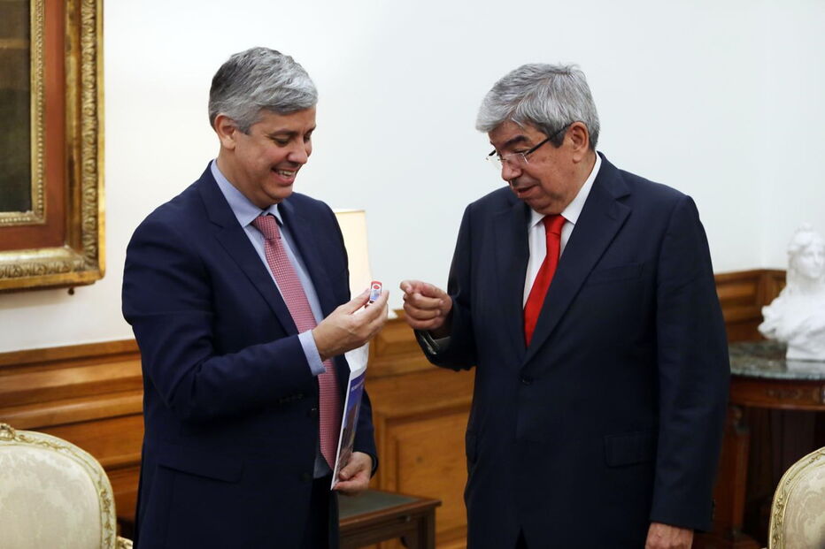 Centeno entrega pen com o Orçamento do Estado de 2019 a Ferro Rodrigues