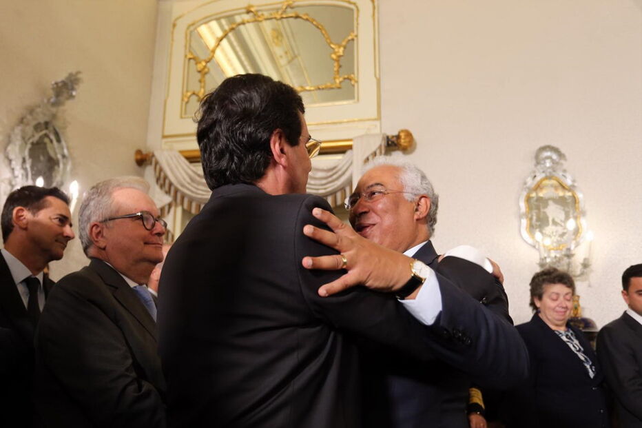 Costa dá abraço emocionado a Adalberto Campos Fernandes, ex-ministro da Saúde