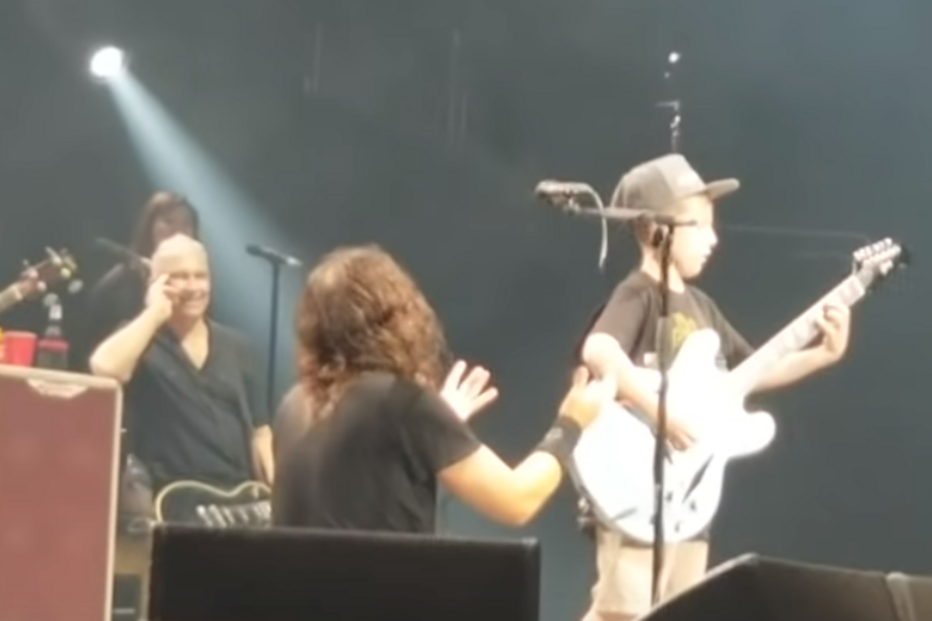 Menino de 10 anos sobe ao palco em concerto dos Foo Fighters