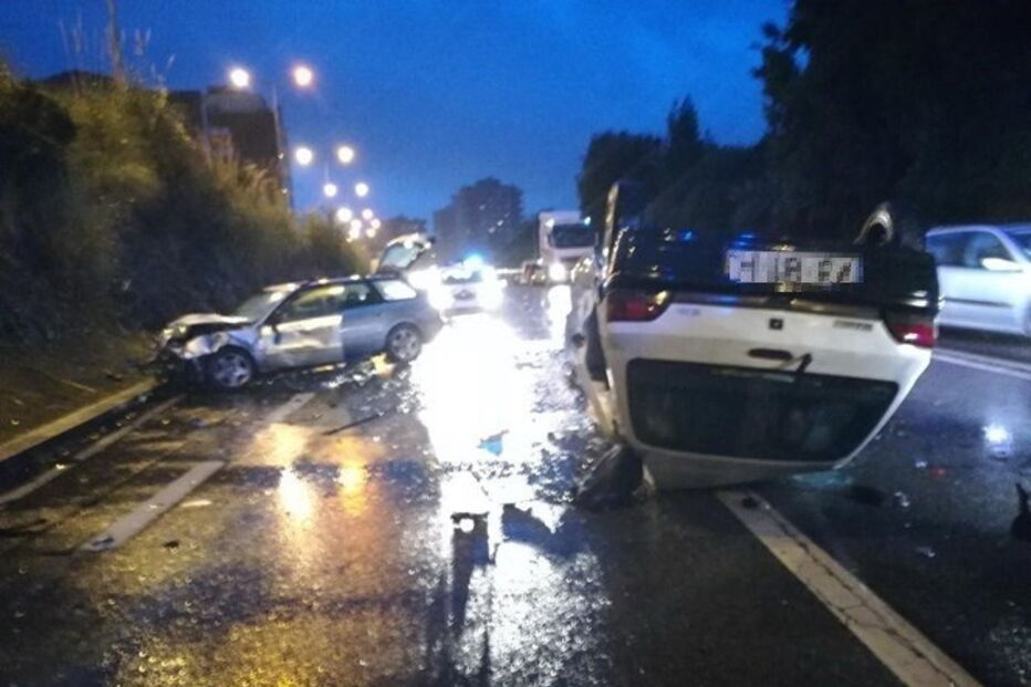 Morre em contramão a desviar-se de árvore 