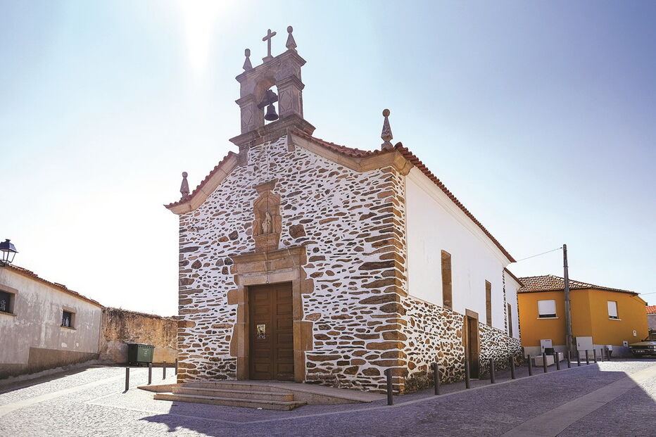 As gentes desta terra agarram-se à fé e rezam na igreja da Nossa Senhora da Misericórdia