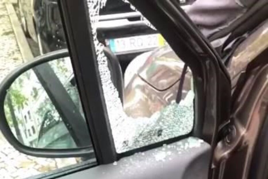 Sofia Ribeiro mostra fotos do carro assaltado