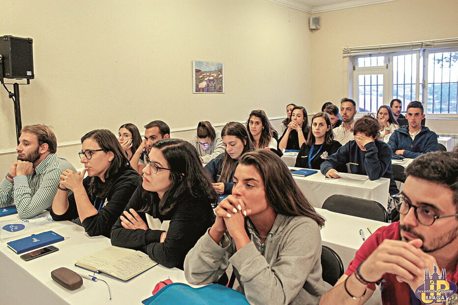 Membros da Juventude Popular com material promocional do município de Braga, num encontro em Viana do Castelo 