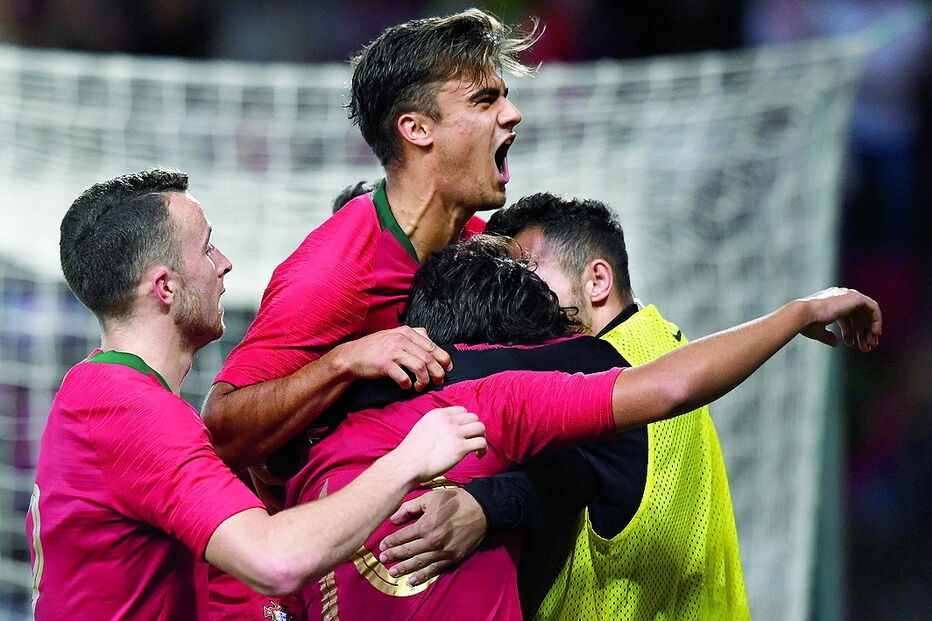 Diogo Jota  e Jota celebram com João Félix o segundo golo de Portugal 