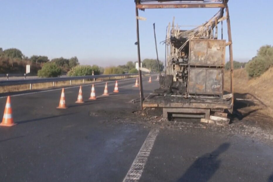 Camião arde na A6 em Évora e condiciona o trânsito