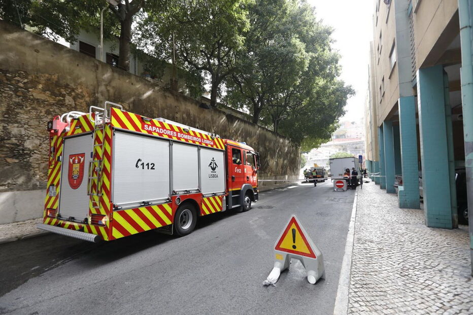 Abatimento de terras lança o caos em rua de Lisboa