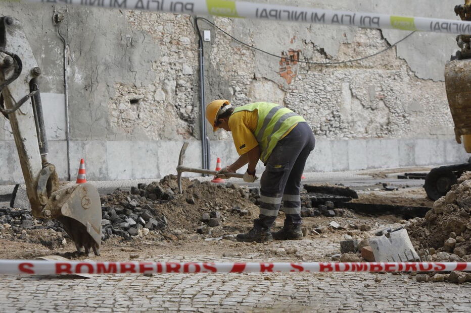 Abatimento de terras lança o caos em rua de Lisboa