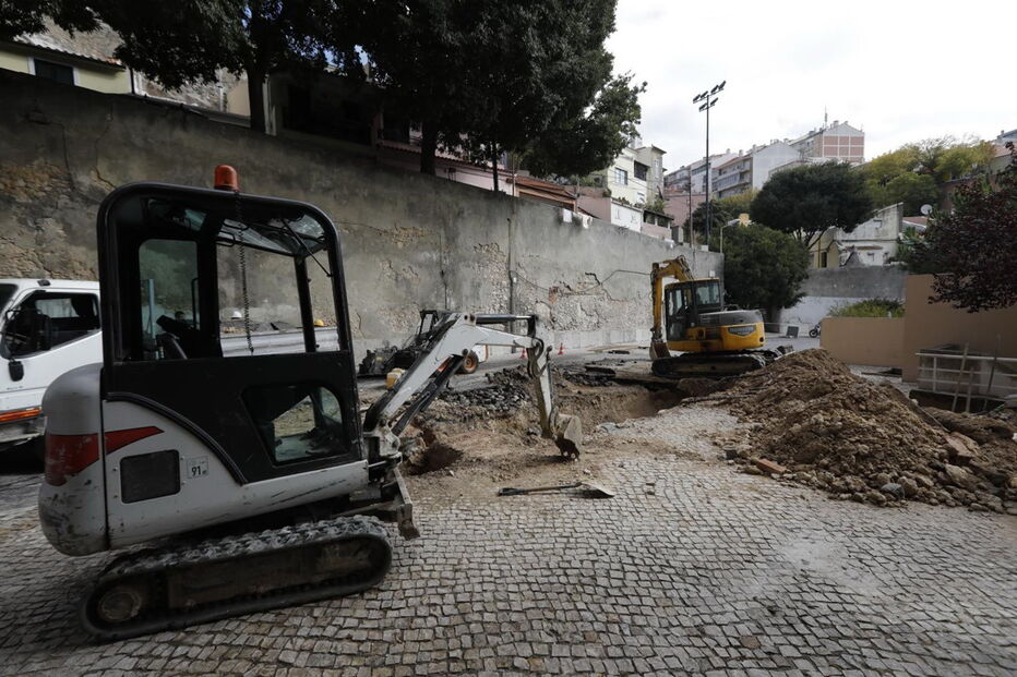 Abatimento de terras lança o caos em rua de Lisboa
