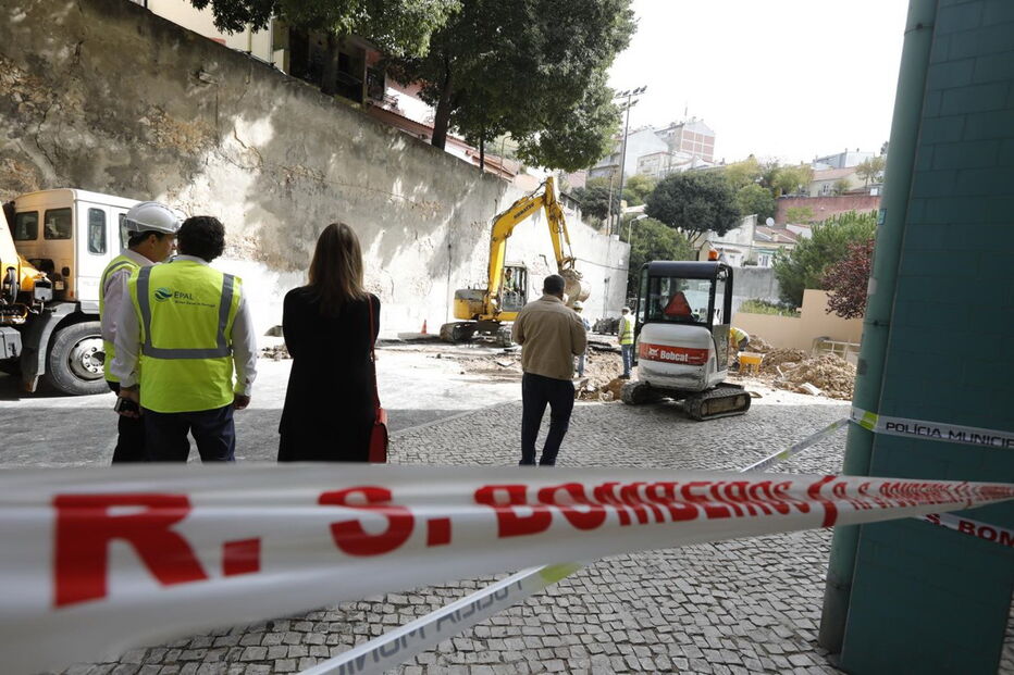 Abatimento de terras lança o caos em rua de Lisboa