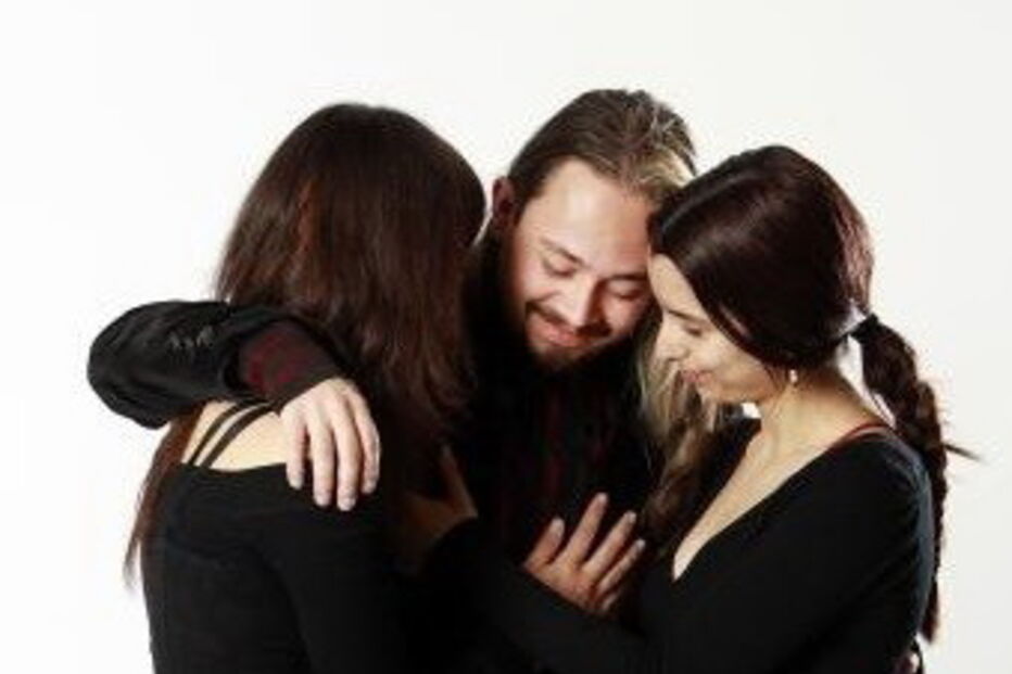 Daniel Cardoso com as duas namoradas que tinha na altura, em 2014