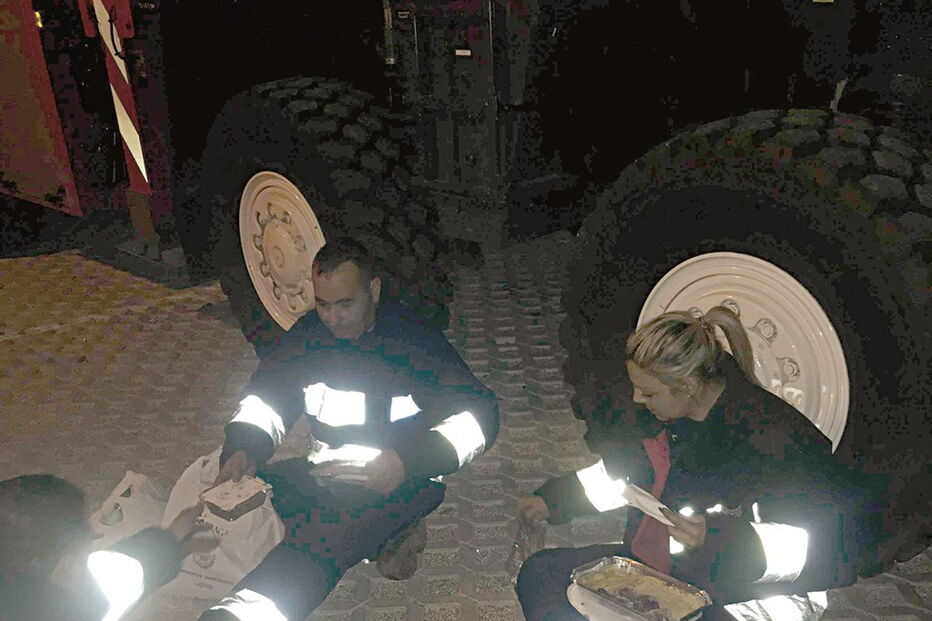 Equipas de bombeiros tiveram a refeição após o incêndio servida em marmitas metálicas, em plena rua