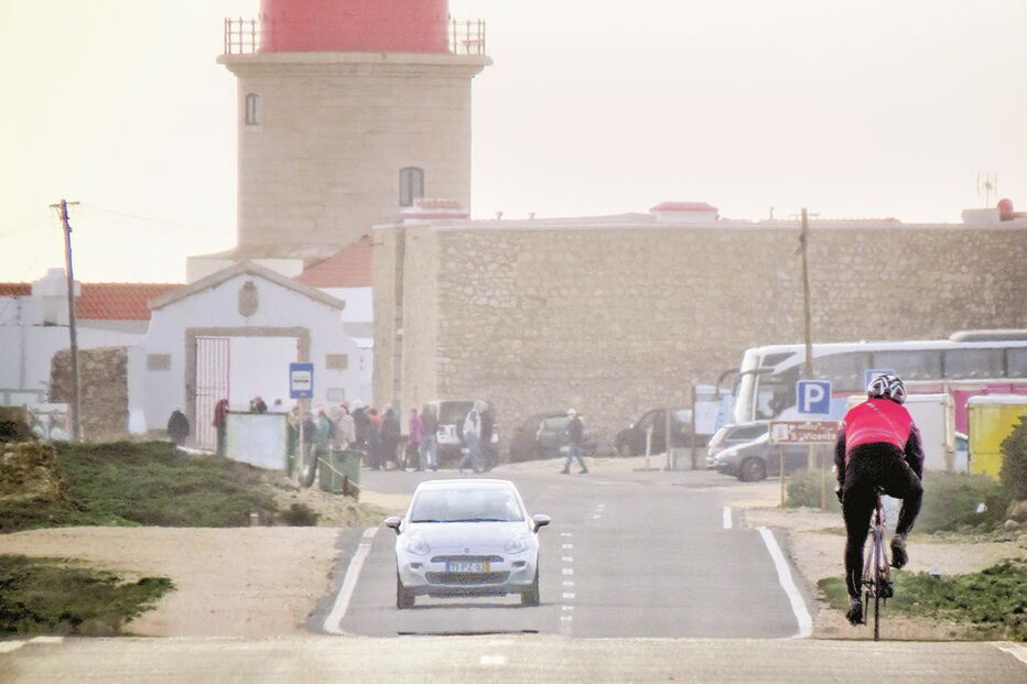 Ciclovia tem troços onde só há linhas azuis pintadas no chão e onde as bicicletas circulam ao lado de carros e camiões  