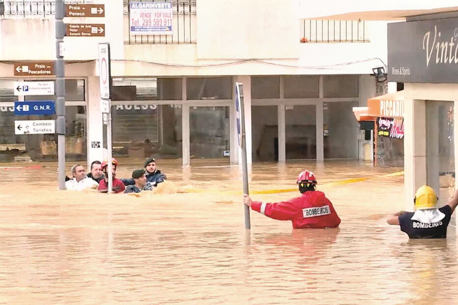 Bombeiros de Albufeira fazem salvamento durante cheias de 2015