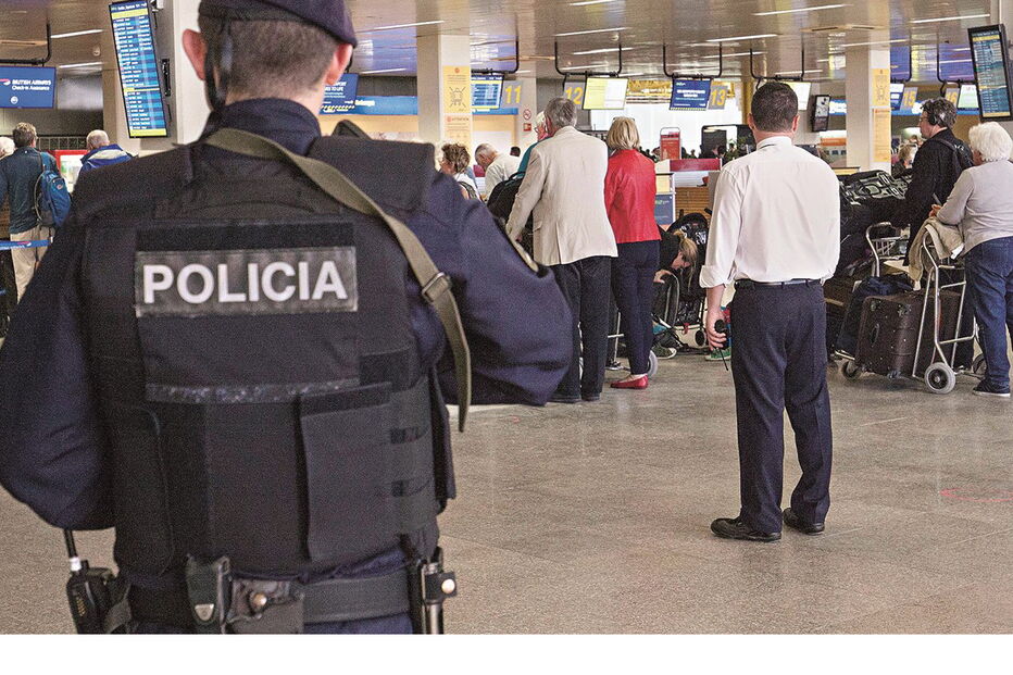 Agente da PSP no aeroporto de Lisboa