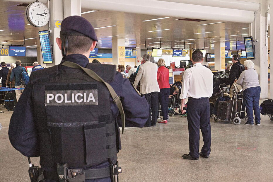 Agente da PSP no aeroporto de Lisboa