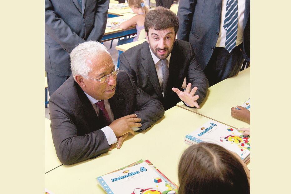Tiago Brandão Rodrigues, ministro da Educação, com António Costa a visitar escola