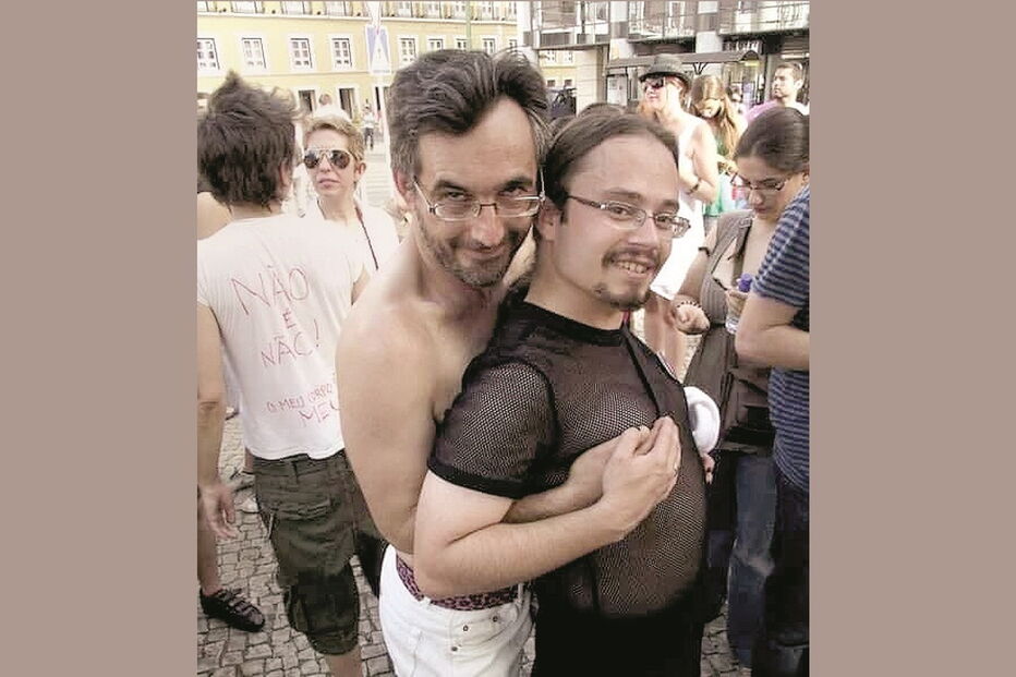 Daniel Cardoso a ser abraçado por um amigo