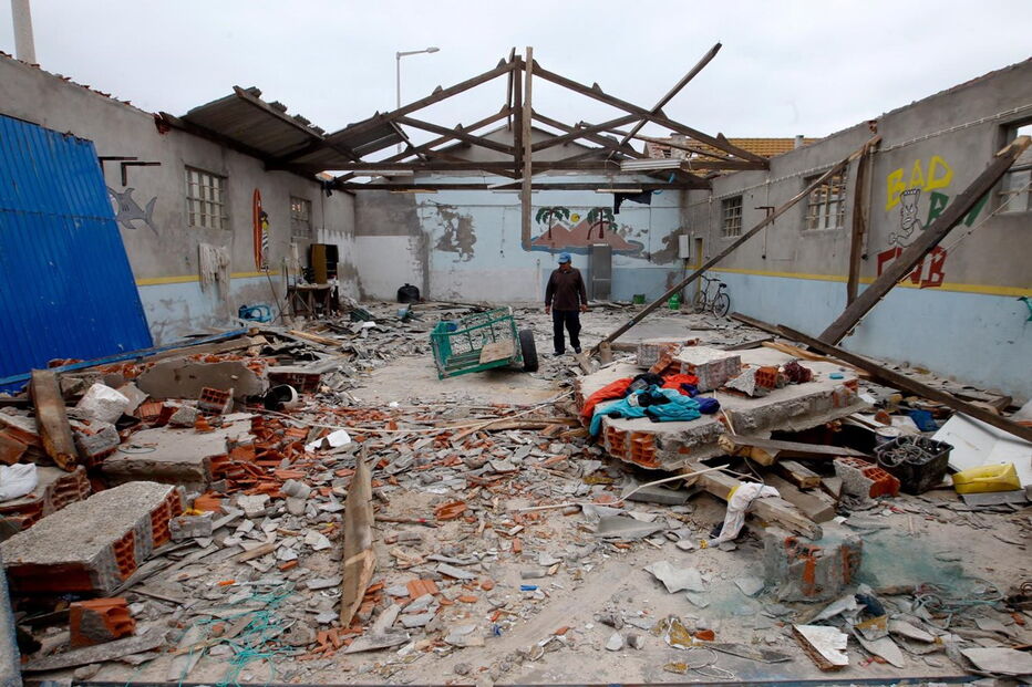 Popualres avaliam danos causados pela tempestade Leslie em Casal de Bacelos, Figueira da Foz