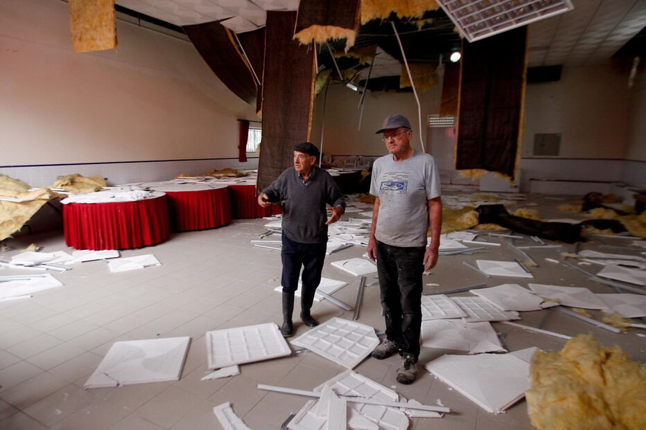 Populares avaliam danos causados pela tempestade Leslie em Casal de Bacelos, Figueira da Foz