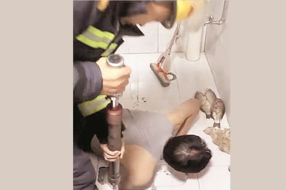 Homem preso em sanita na China