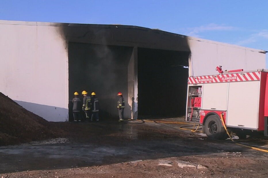 Fogo em aviário em Alenquer mobiliza mais de 20 bombeiros