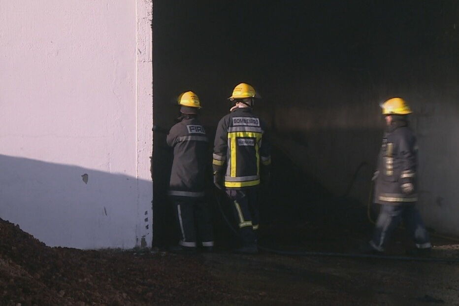 Fogo em aviário em Alenquer mobiliza mais de 20 bombeiros
