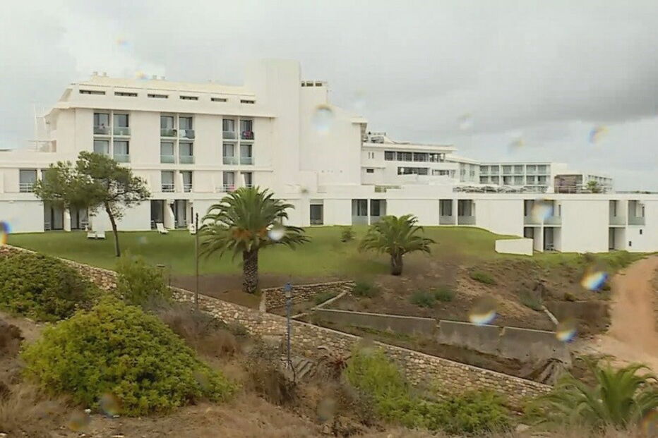 Mulher de 82 anos encontrada morta em piscina de hotel no Algarve