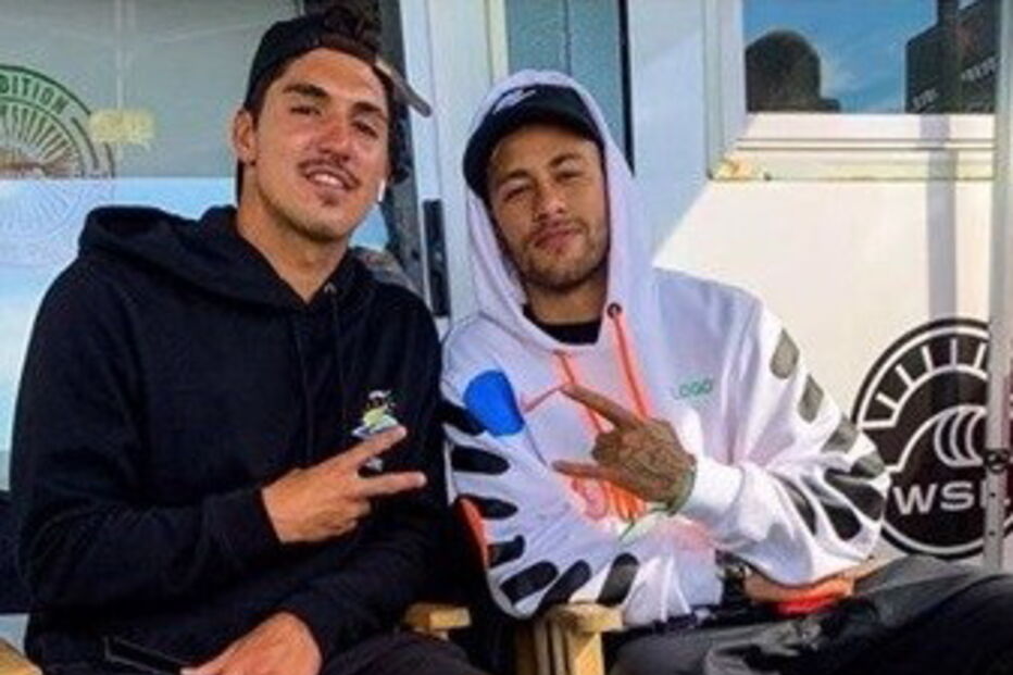 Neymar com Gabriel Medina em Peniche