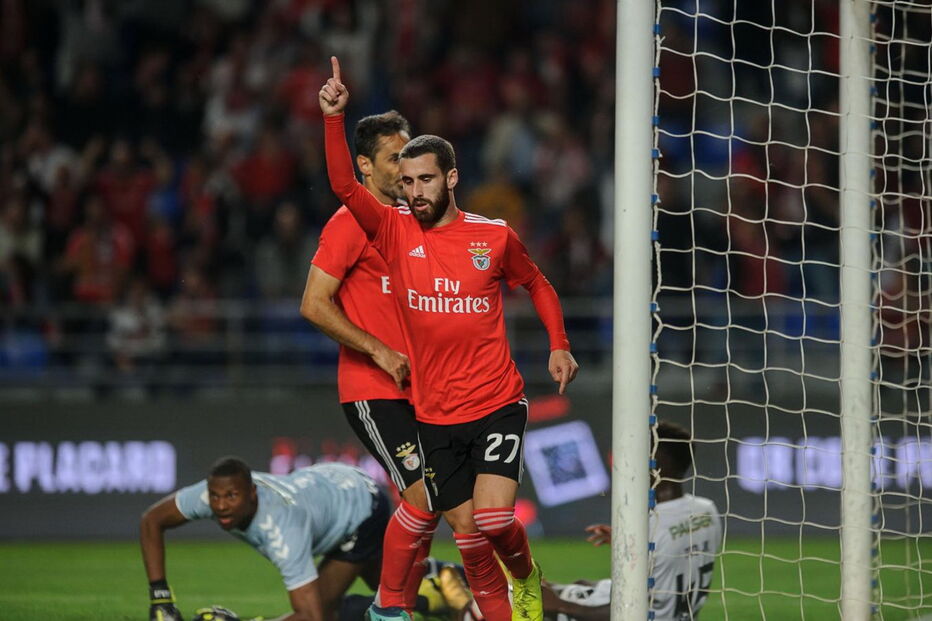 Rafa comemora golo do Benfica ao Sertanense