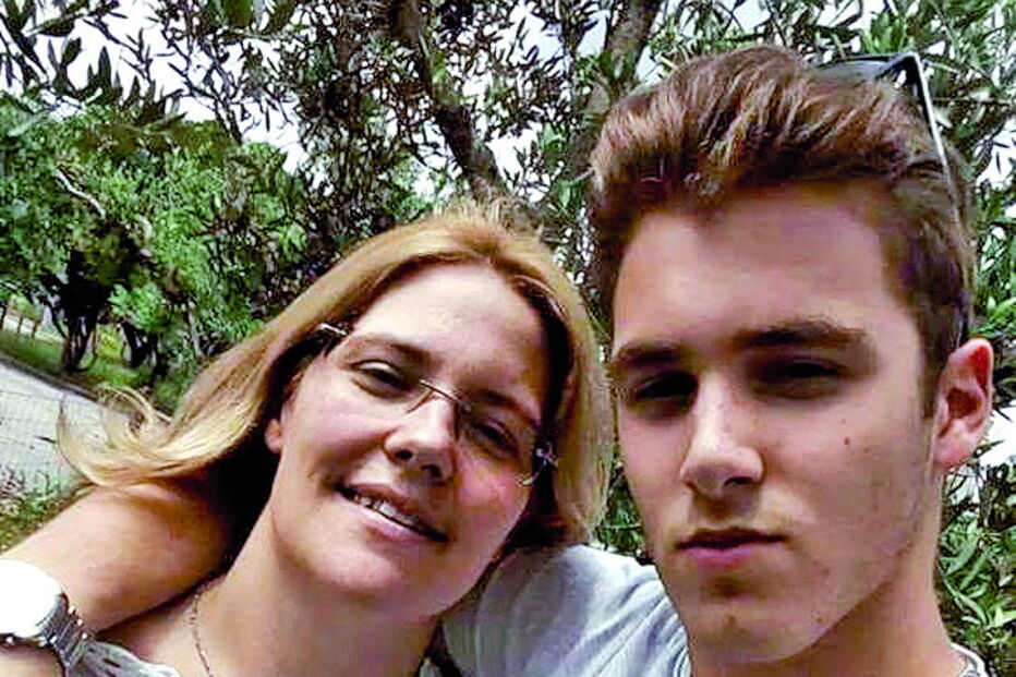 Marlene Pereira com o filho, Tiago Rafael. O jovem luta contra o cancro 