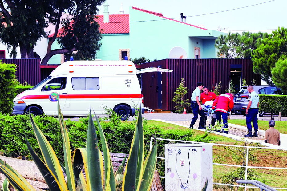Bombeiros de Vila do Bispo transportaram o cadáver da mulher para a morgue do Hospital de Portimão  