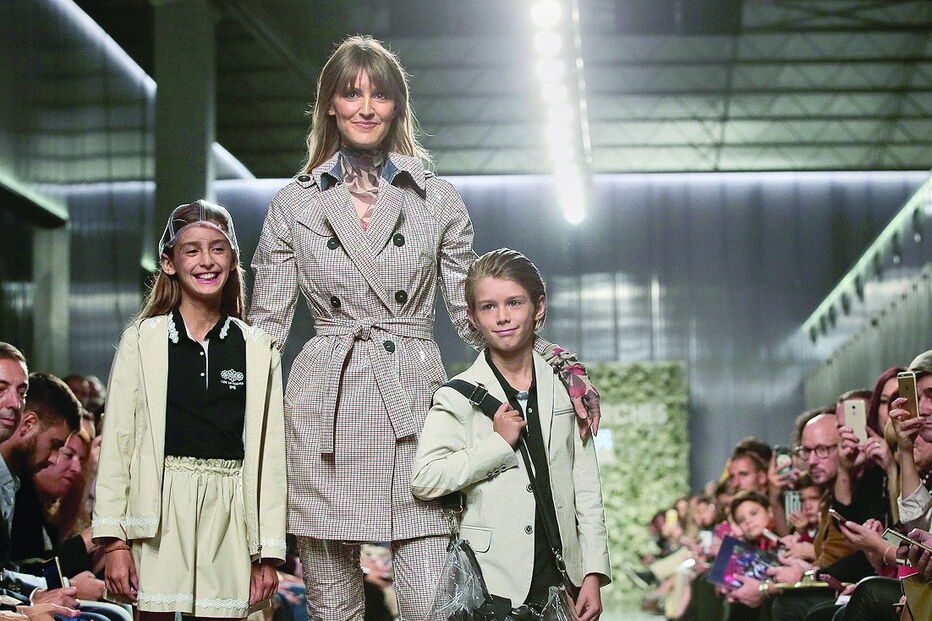 Diana Pereira  com os filhos no  desfile