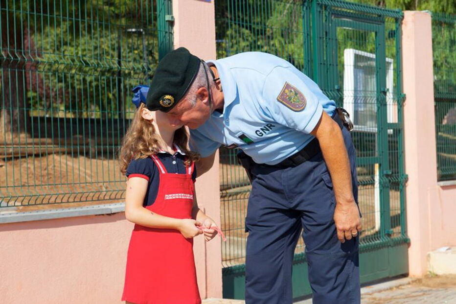 GNR responde com humor ao professor que diz que obrigar crianças a beijar avós 