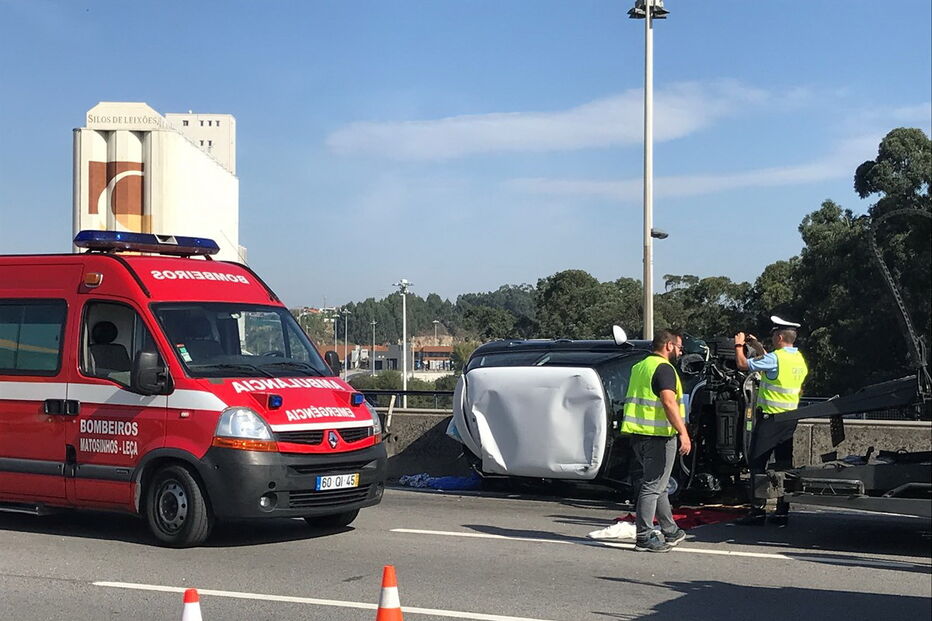 Acidente na com ligeiro e camião corta A28 na Ponte de Leça