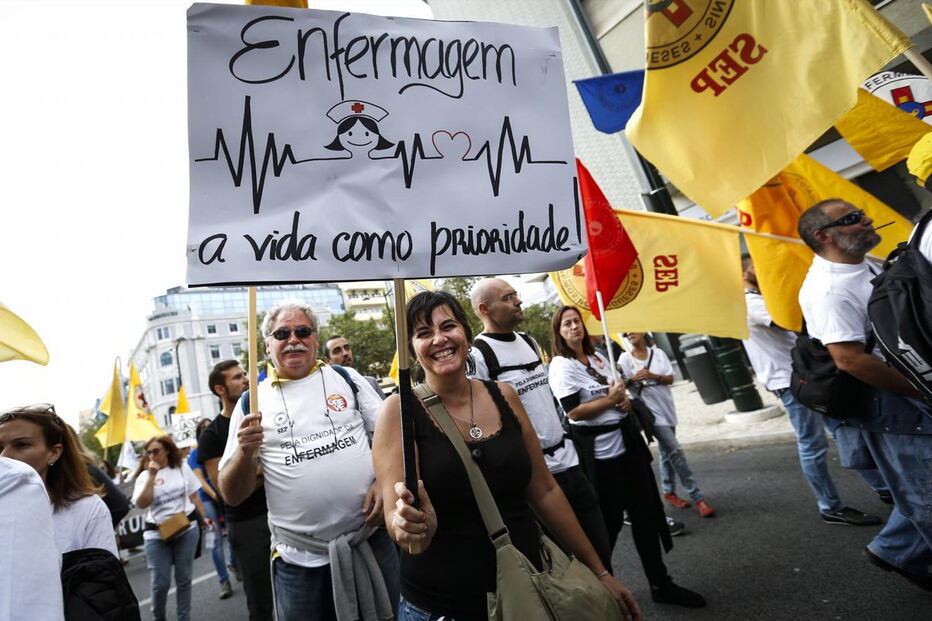  Centenas de enfermeiros estão esta sexta-feira concentrados em Lisboa numa manifestação de protesto