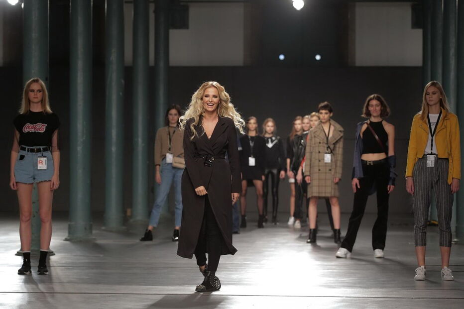 Cristina Ferreira desfila no palco do Portugal Fashion com a sua coleção de sapatos