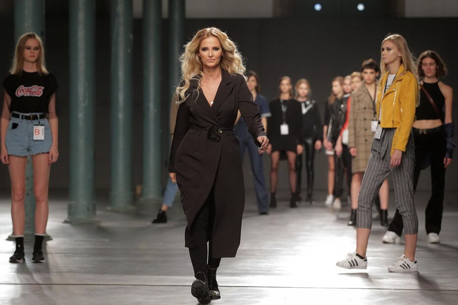 Cristina Ferreira desfila no palco do Portugal Fashion com a sua coleção de sapatos