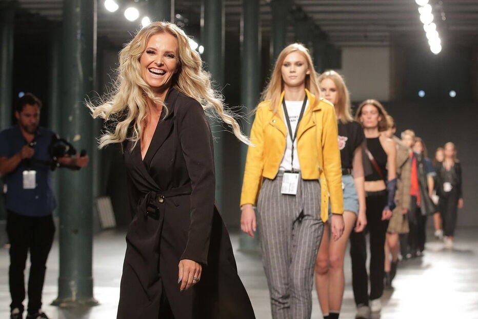 Cristina Ferreira desfila no palco do Portugal Fashion com a sua coleção de sapatos