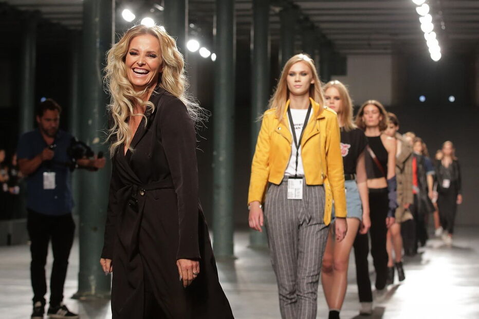 Cristina Ferreira desfila no palco do Portugal Fashion com a sua coleção de sapatos